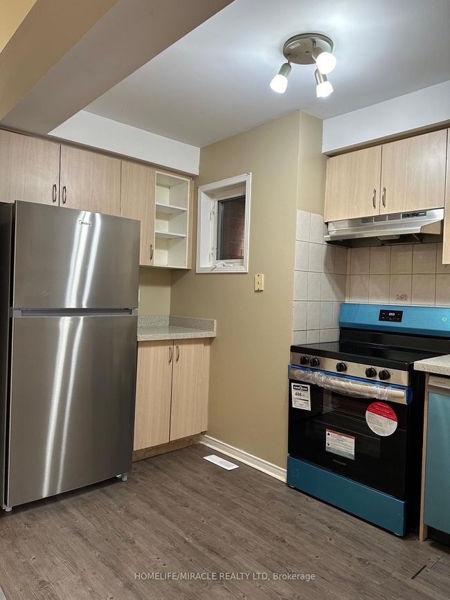 6 Sinclair Crt, Condo with 3 bedrooms, 3 bathrooms and 1 parking in Brampton ON | Image 9