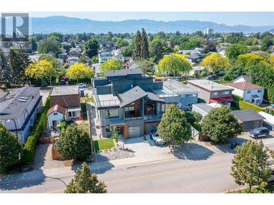 975 Cawston Ave, Townhouse with 4 bedrooms, 3 bathrooms and 2 parking in Kelowna BC | Image 2