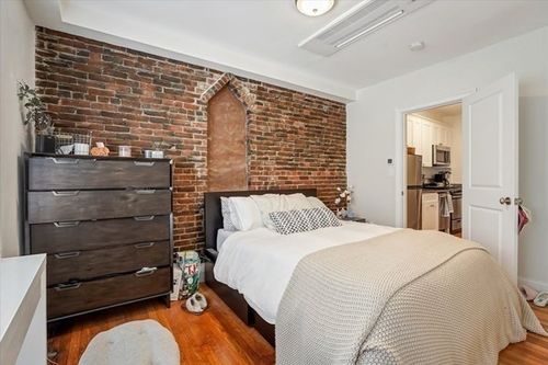 1f-130 Myrtle St, Boston, MA, 02114-4432 | Card Image