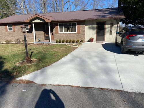 182 Fanchester Heights Rd, Whitley City, KY, 42653-4068 | Card Image