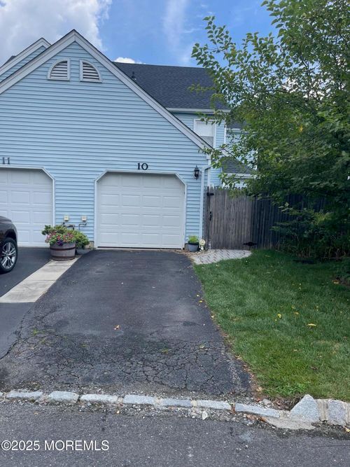 10 Whittier Ct, Freehold, NJ, 07728-4332 | Card Image