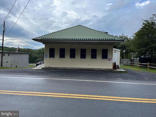 83 N Market St, MILLERSTOWN, PA, 17062-9572 | Card Image