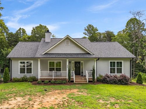 826 Country Ln, Pelham, NC, 27311-8605 | Card Image