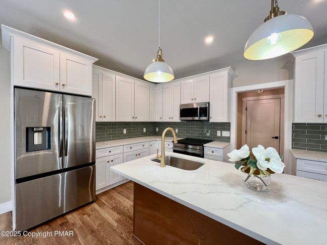 Kitchen w/ /Island | Image 11