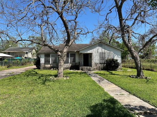 249 S Main St, Clute, TX, 77531-4512 | Card Image