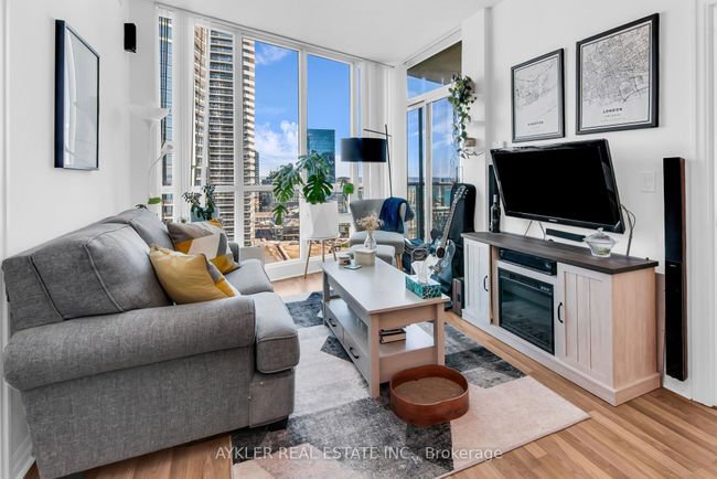 2404 - 12 Yonge St, Condo with 3 bedrooms, 2 bathrooms and 1 parking in Toronto ON | Image 12