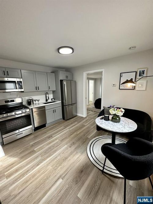 195 Valley Rd, Clifton, NJ, 07013-1170 | Card Image