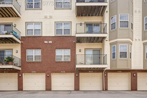 3067 Camden Dr, Troy, MI, 48084-7021 | Card Image