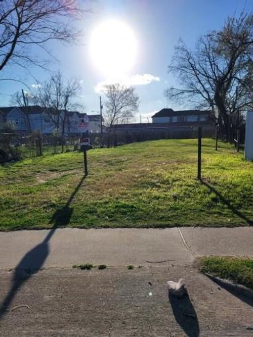 8013 N Main St, Houston, TX, 77022-4757 | Card Image