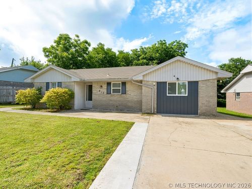 915 W 23rd St, Ada, OK, 74820-8031 | Card Image
