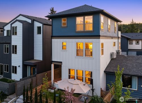 5037 25th Ave Sw, Seattle, WA, 98106-1371 | Card Image
