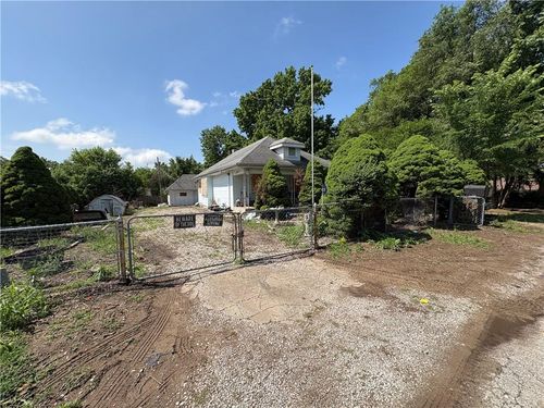 8617 Thompson Ave, Kansas City, MO, 64125-1251 | Card Image