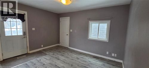 54 Wyandotte St, Orillia, ON, L3V5M9 | Card Image