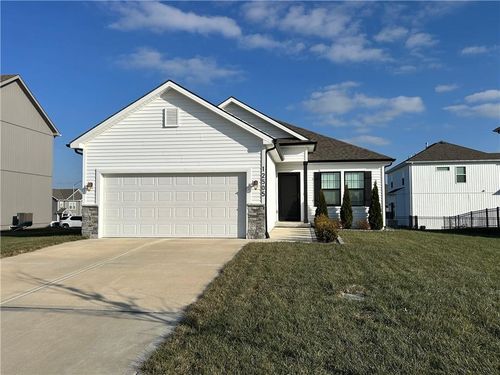 12505 Woodland Cir, Lee's Summit, MO, 64086 | Card Image