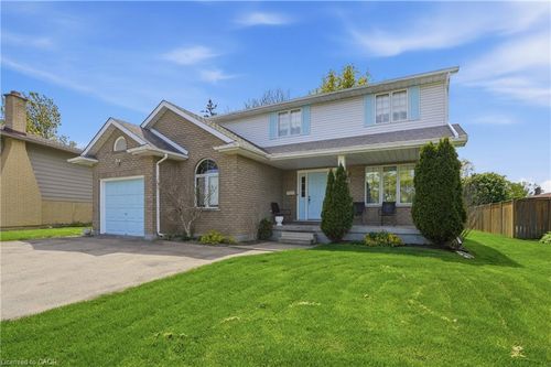 11 Greenbriar Court, Welland, ON, L3C5T7 | Card Image