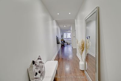 304 - 1 Scott St, Condo with 2 bedrooms, 2 bathrooms and null parking in Toronto ON | Image 3