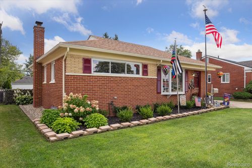29047 W Chicago St, Livonia, MI, 48150-3190 | Card Image