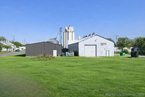 417 N 1st St, Blackwell, OK, 74631-2111 | Card Image