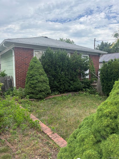 18 Bismark Ave, Valley Stream, NY, 11581-1407 | Card Image