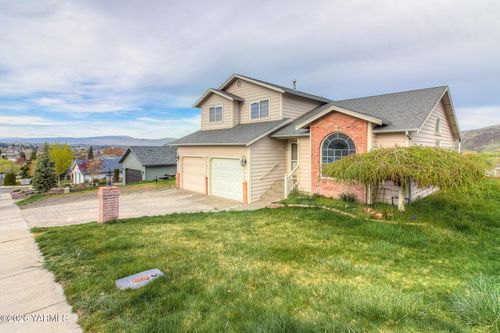 805 S 4th Street Loop, Selah, WA, 98942-1923 | Card Image