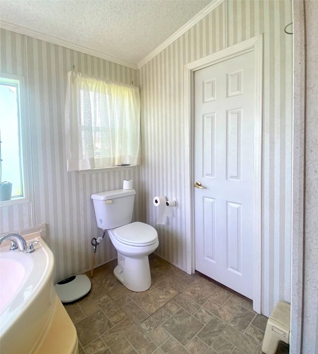 Toilet and garden tub | Image 14