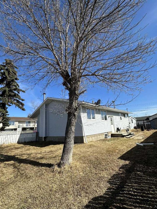 9239 107 Avenue, Home with 4 bedrooms, 2 bathrooms and 4 parking in Grande Prairie AB | Image 6