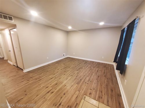 21213 Powers Ave, Dearborn Heights, MI, 48125-2747 | Card Image