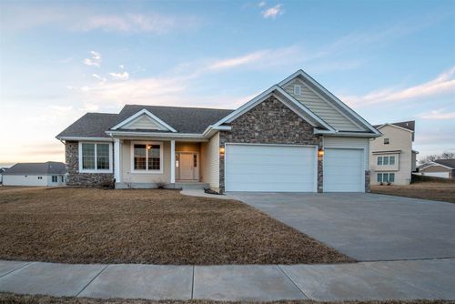 5 Blackstone Cir, Le Claire, IA, 52753-7601 | Card Image