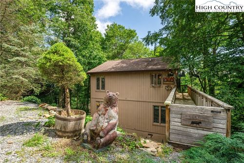 106 Village Rd, Beech Mountain, NC, 28604-8233 | Card Image