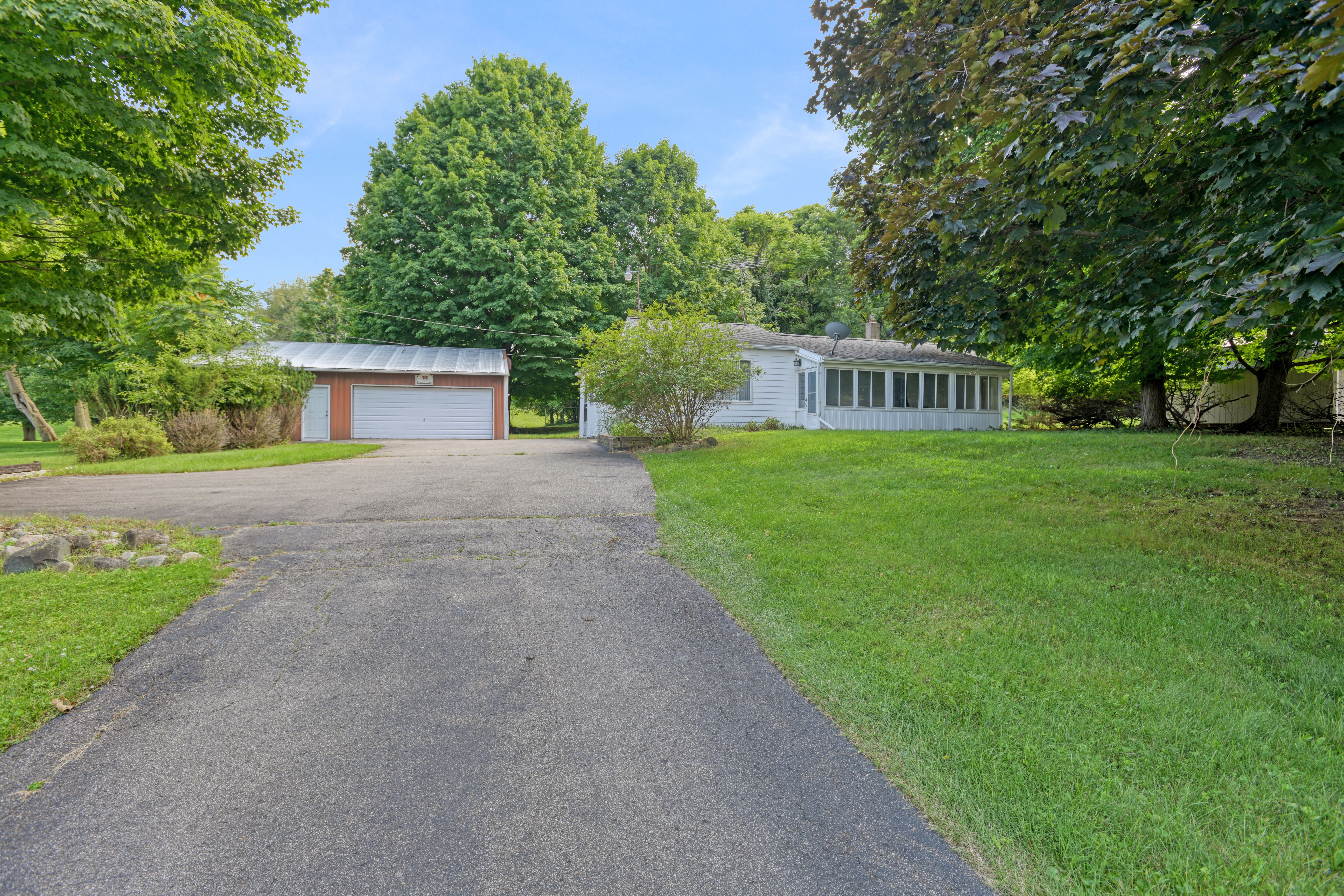 Jayne Rd, Fenton, MI 48430