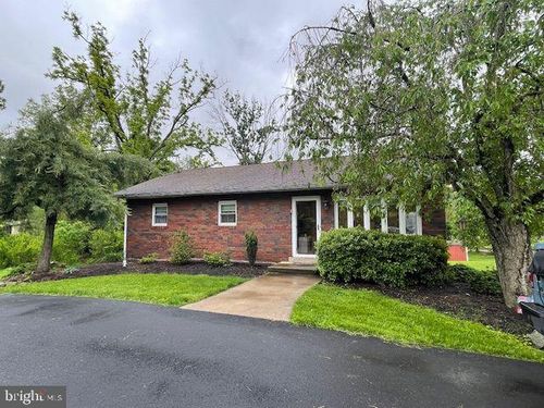 2542 Apple St, HELLERTOWN, PA, 18055-3208 | Card Image