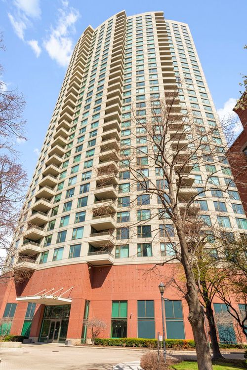 2505-501 N Clinton Street, Chicago, IL, 60654 | Card Image