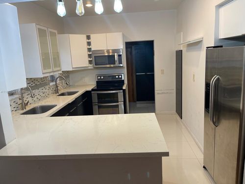 1-330 W 46th St, Miami Beach, FL, 33140-3128 | Card Image