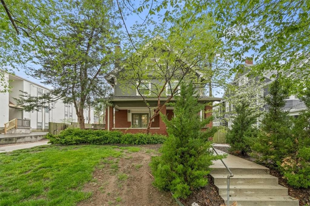 Warwick Blvd, Kansas City, MO 64111