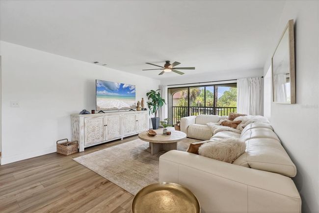 VERY SPACIOUS AND BRIGHT LIVING ROOM | Image 4