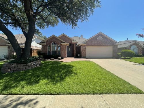 2704 Crystal Glenn Cir, Hurst, TX, 76054-2427 | Card Image