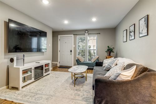 apt-203-4020 Holland Ave, Dallas, TX, 75219-3856 | Card Image