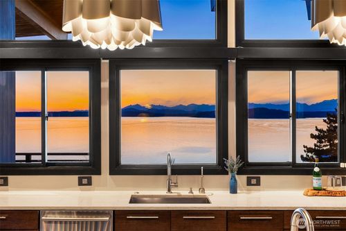 3831 58th Ave Sw, Seattle, WA, 98116-3512 | Card Image