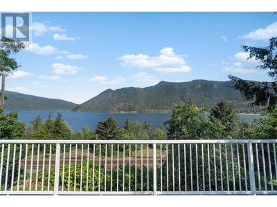 4 Bruhn Rd, House other with 2 bedrooms, 2 bathrooms and 2 parking in Sicamous BC | Image 3