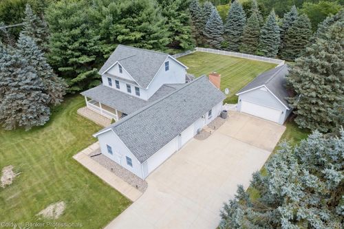 9001 Yorkshire Dr, Saline, MI, 48176-9444 | Card Image