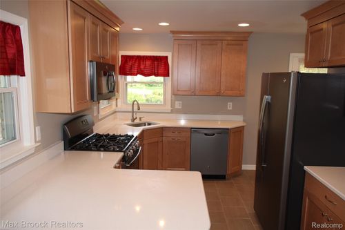 32349 Sheridan Dr, Beverly Hills, MI, 48025-4252 | Card Image