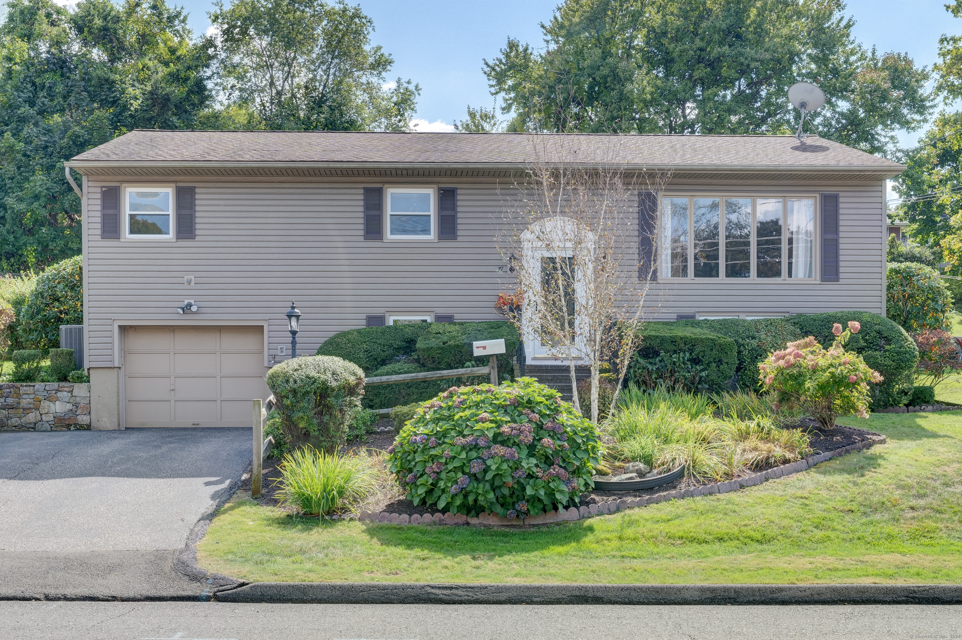 Westview Dr, Oakville, CT 06779
