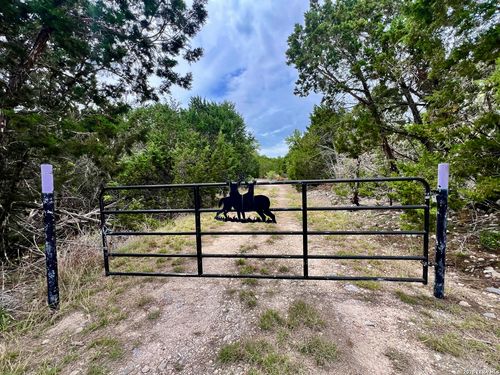 196 Dingley View Dr, Kerrville, TX, 78028-8557 | Card Image