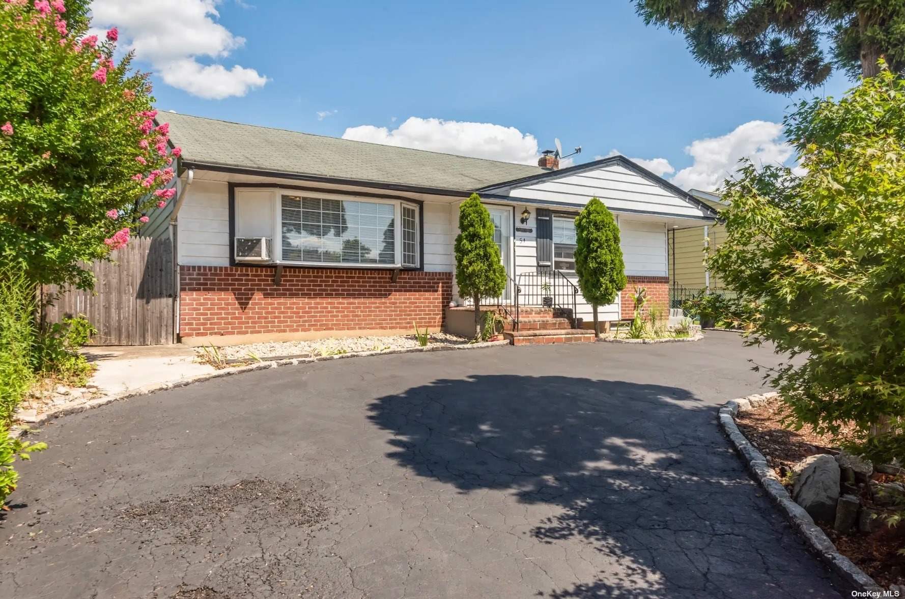 Wellesley Ln, Hicksville, NY 11801