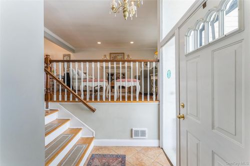 270 Nancy Dr, East Meadow, NY, 11554-1233 | Card Image