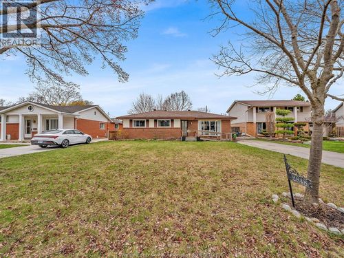 2848 Glenwood Avenue, Windsor, ON, N9E2X8 | Card Image