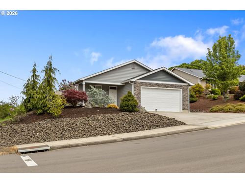 110 Flangas Ave, Roseburg, OR, 97471-8543 | Card Image