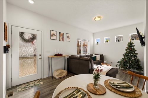 124 W Cherry Ave, Meridian, ID, 83642-2259 | Card Image