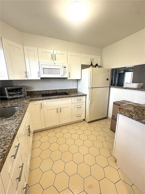 304-9580 Sunrise Lakes Blvd, Sunrise, FL, 33322-6138 | Card Image