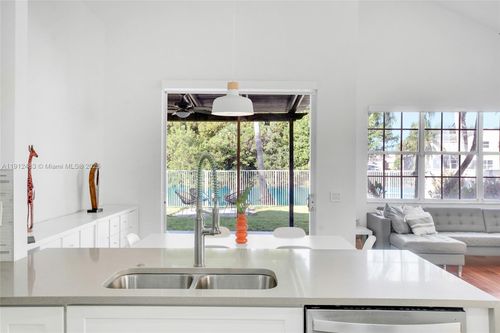 285 Cameron Dr, Weston, FL, 33326-3515 | Card Image